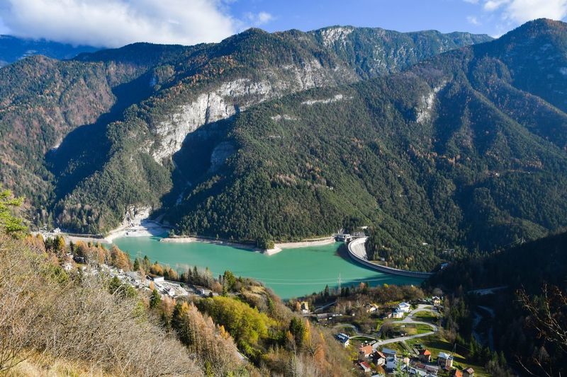 Panoramic view of lake and mountains against sky