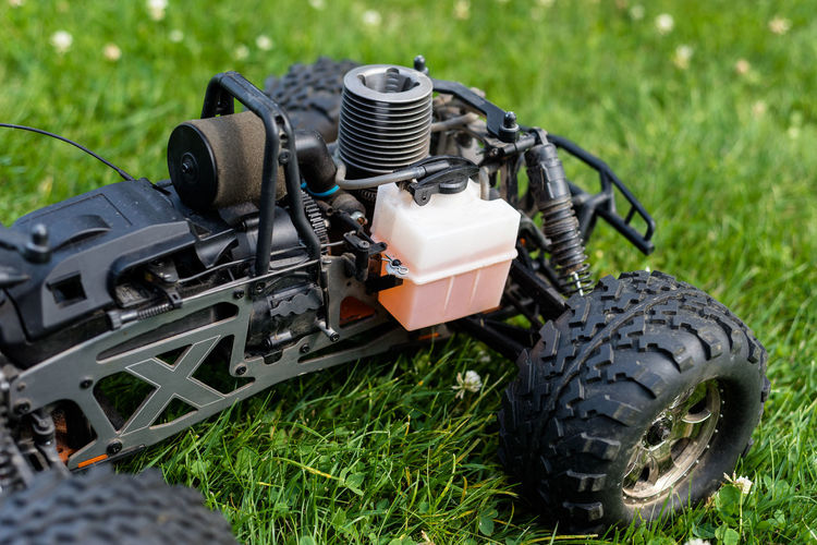 Radio-controlled car with internal combustion engine for nitro fuel, with one cylinder, standing