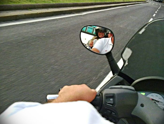 CROPPED IMAGE OF PERSON DRIVING CAR