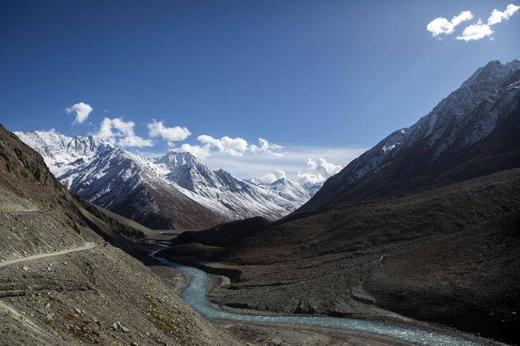 Scenic view of the chandra river and snowcapped mountains against sky 