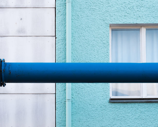 The crossing of a turquoise and blue pipe