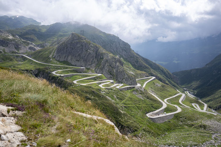 Via tremola, la vecchia strada che porta al passo del san gottardo, svizzera