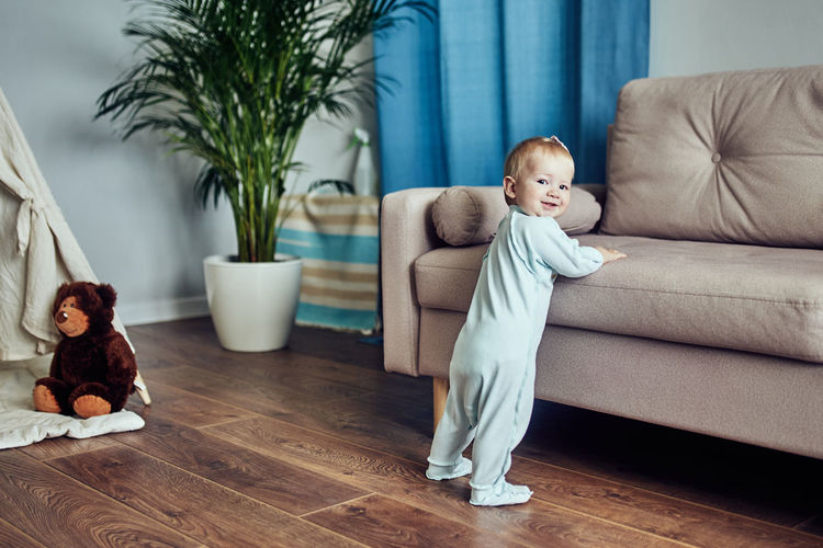The first steps of the child at the sofa.