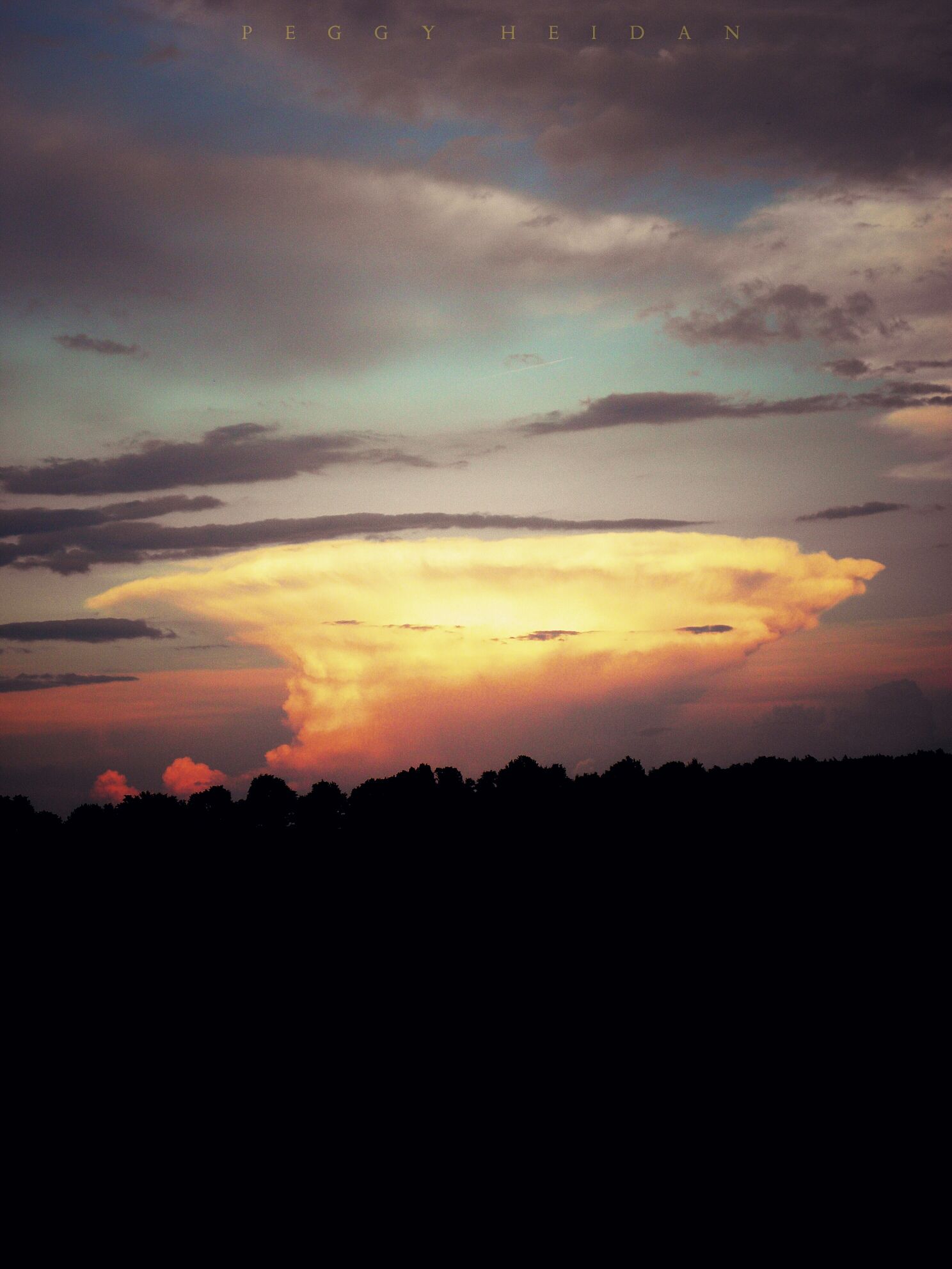 silhouette, sunset, scenics, tranquil scene, sky, beauty in nature, tranquility, cloud - sky, dark, nature, idyllic, orange color, landscape, dramatic sky, cloud, dusk, copy space, majestic, outdoors, outline