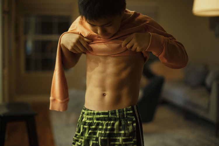 A 12-year old boy flexes his abdomen muscles