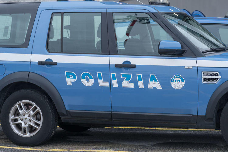 Italian police land rover car