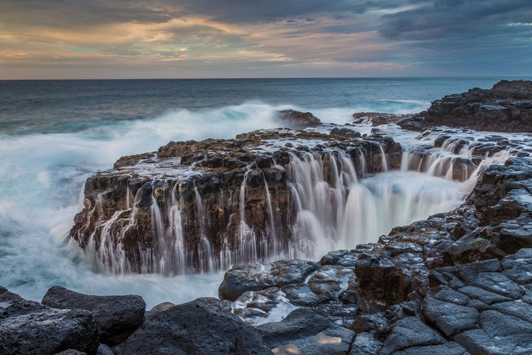 Queen's bath epic seascape on the hawaiian island of kauai