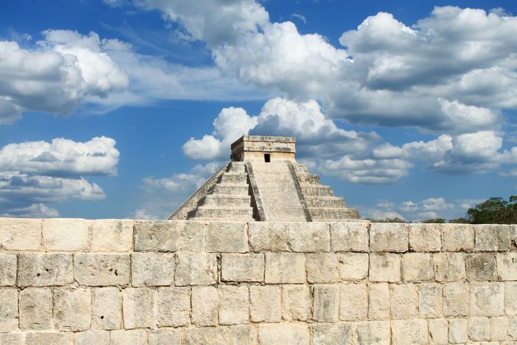Kukulkan pyramid at chichen itza against sky