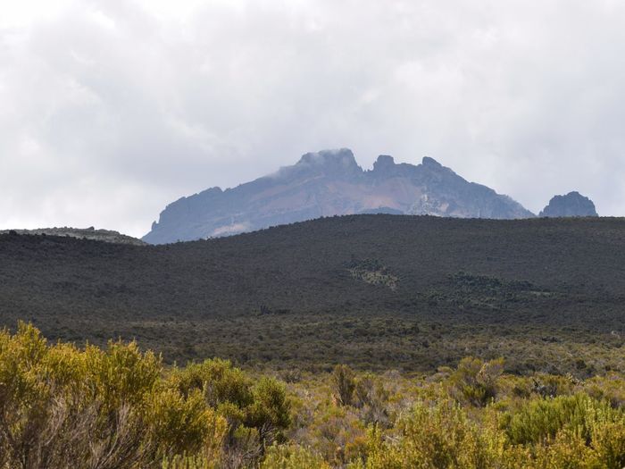 Scenic mountain landscapes against sky mawenzi peak in mount kilimanjaro national park, tanzania