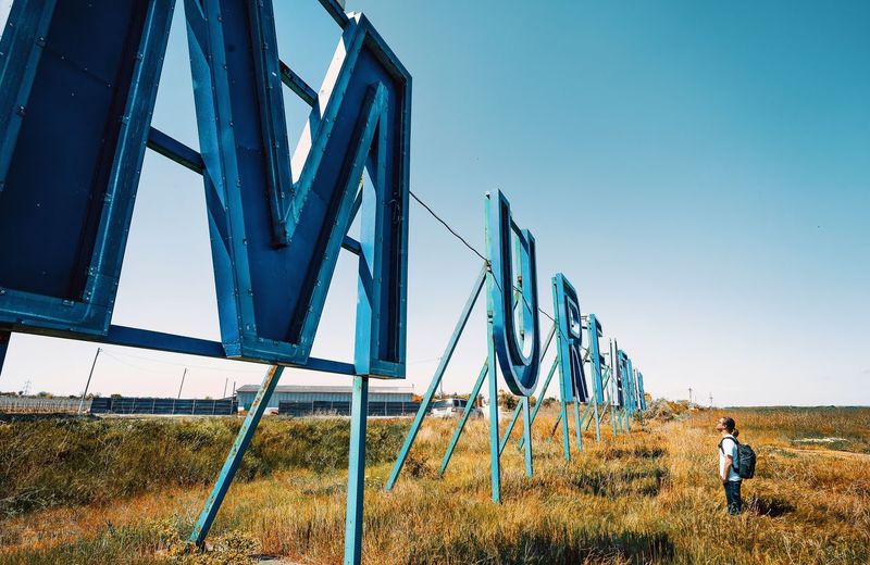 Man looking at murfatlar city sign