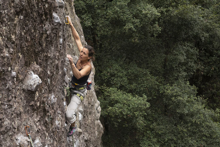 Woman rock climbing in jilotepec, mexico.