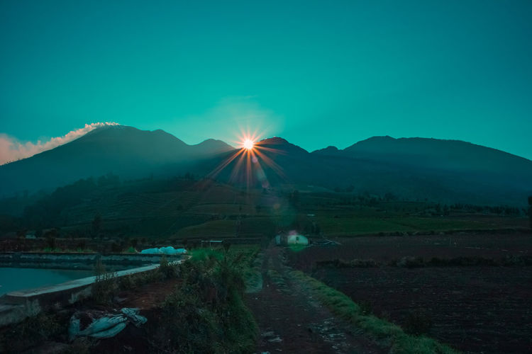 Panoramic view of sunrise between mountain