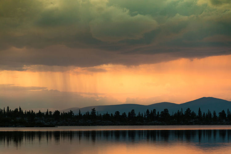 Idyllic shot of lake against cloudy sky during sunset