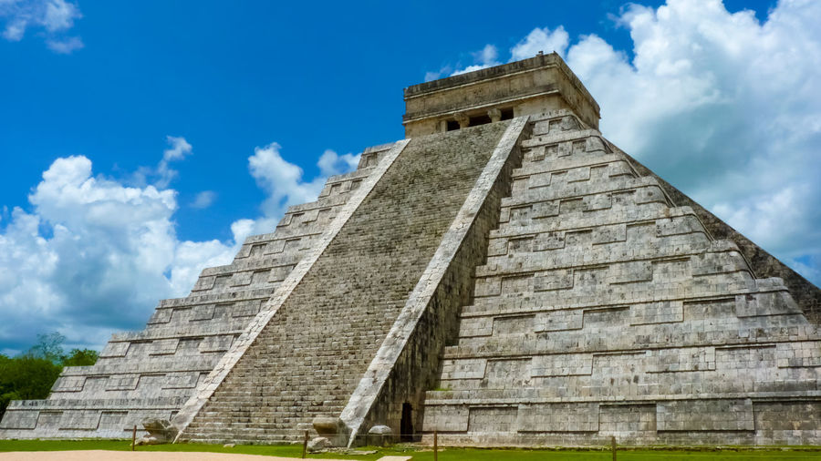 Kukulkan pyramid in chichen itza on the yucatan peninsula, mexico