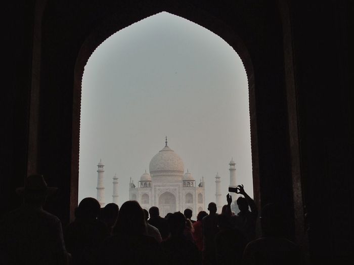 People in front of taj mahal