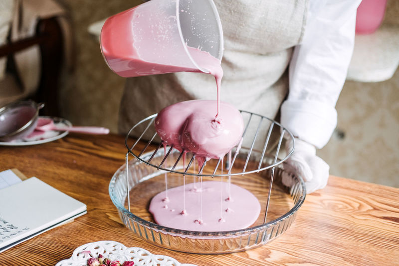 Valentines day cupcakes and cake recipes ideas. valentines day heart shape pink mirror glaze mousse
