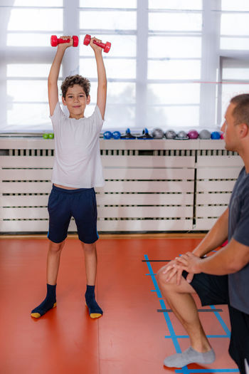Dumbbell weigh training for children, strengthening arms and shoulders