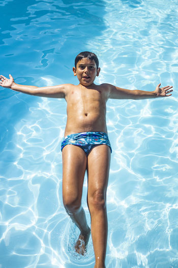 Kid playing in a swimming pool