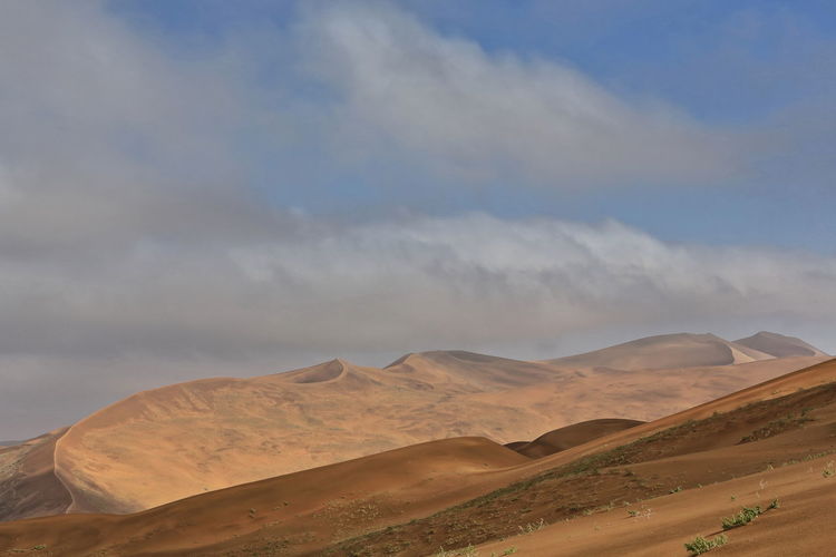 1168 sand megadune ridges-sumu barun jaran lake e.shore-cloudy morning sky-badain jaran desert-china