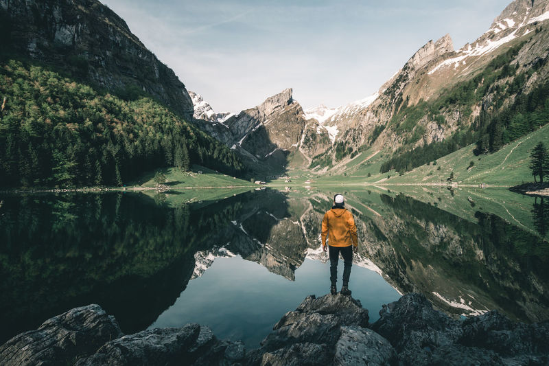 Cùng đến với chuyến đi đáng nhớ của năm nhiếp ảnh gia! EyeEm là nơi dành cho những người yêu nhiếp ảnh để khám phá những bức ảnh độc đáo và đầy cảm hứng. Hãy theo dõi các nhiếp ảnh gia trên chuyến đi của họ và trải nghiệm cảm xúc tuyệt vời từ những tác phẩm nghệ thuật đó.