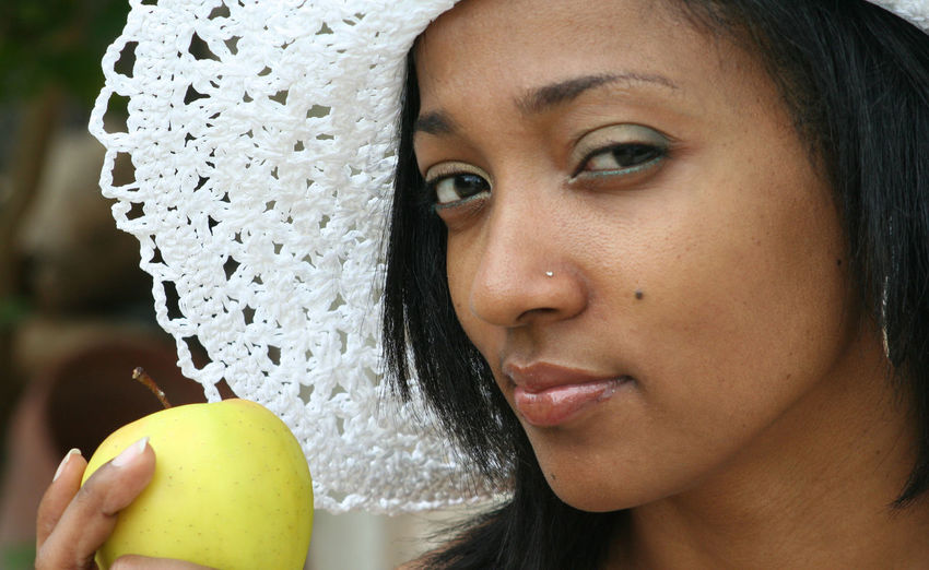 Portrait of beautiful woman holding apple
