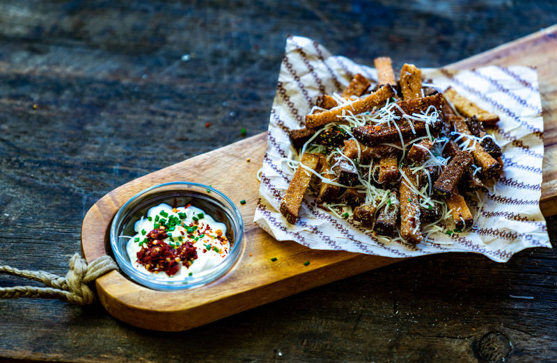 Rye fries with white souce