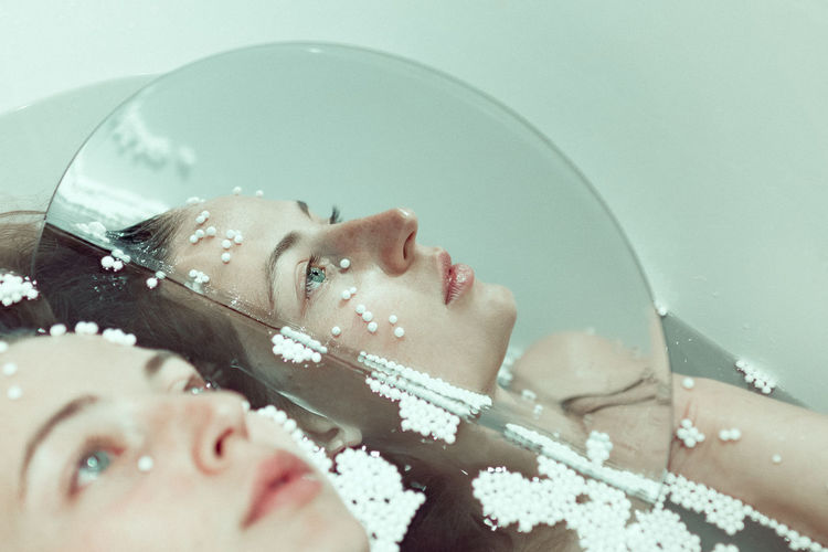 Spiegelwelt - kreative Portraitserie einer Frau in der Badewanne Bath Blue Eyes Fine Art Photography Hair Mirror Art Bathtub Beautiful Woman Beauty Canon EOS 750D Close-up Creative Details Female Indoor Model Photovogue Reflections Sensual_woman Sigma 30mm/1.4 Art Water Women Young Women