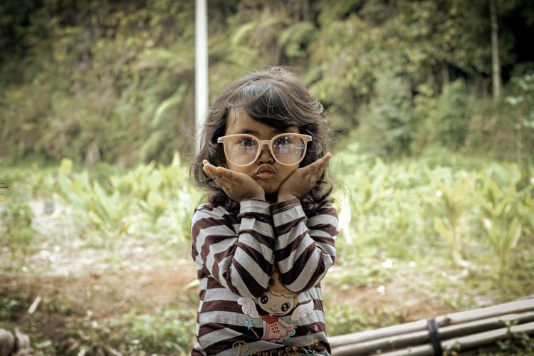 Potrait of little girl pose in outdoor