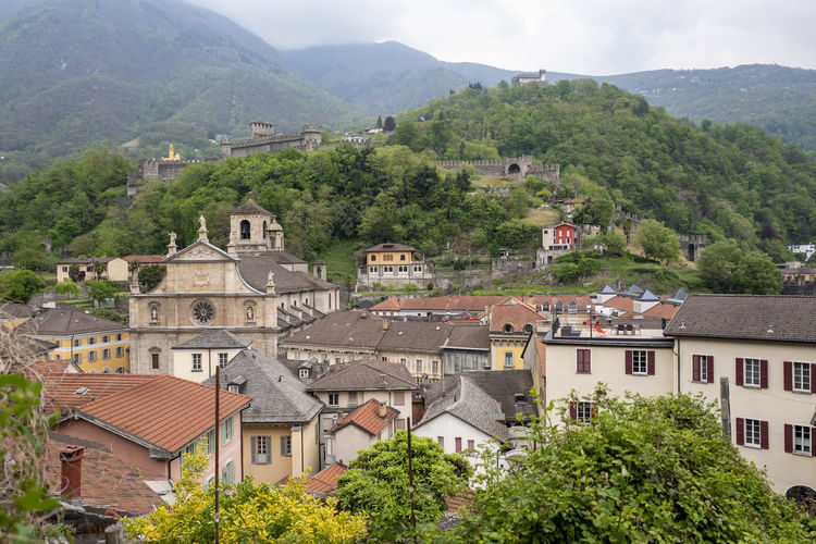 Castelli e case di bellinzona visti dal castel grande
