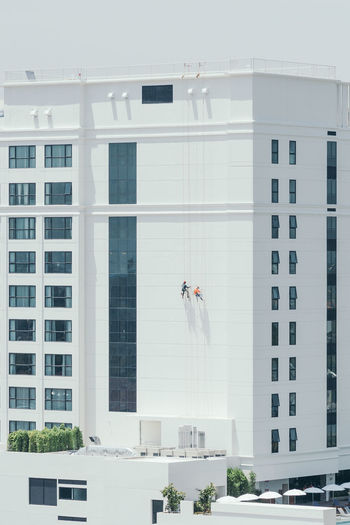 LOW ANGLE VIEW OF BUILDING IN CITY AGAINST SKY