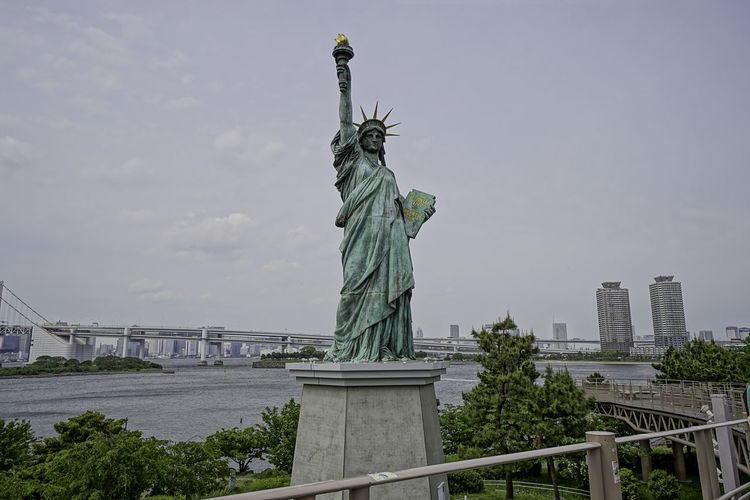 Replica statue of liberty by tokyo bay at odaiba