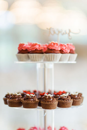 CLOSE-UP OF CUPCAKES IN PLATE