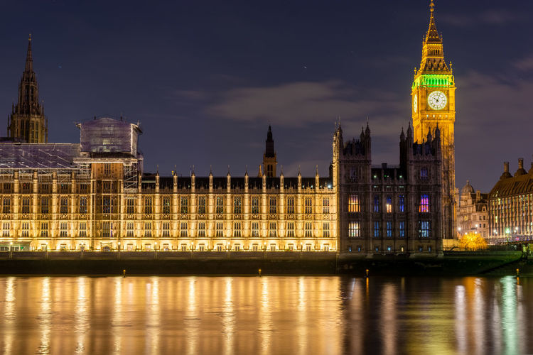 Night photo of the houses of parliament in london