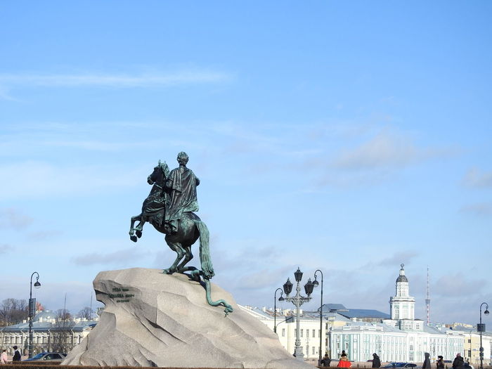 Statue of peter the great against sky