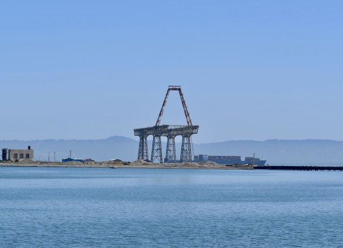 San francisco's gantry crane along the calm bay on a clear day.
