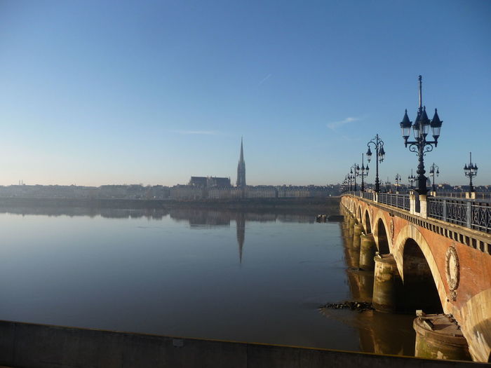 Pont de pierre over garonne river