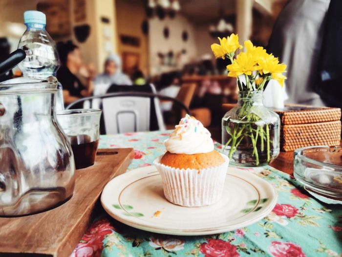 Sunday afternoon, hang with a simple homemade cupcake and cold drip coffee. neat. 