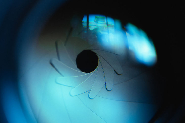 Multi bladed iris diaphragm in a photo camera lens
