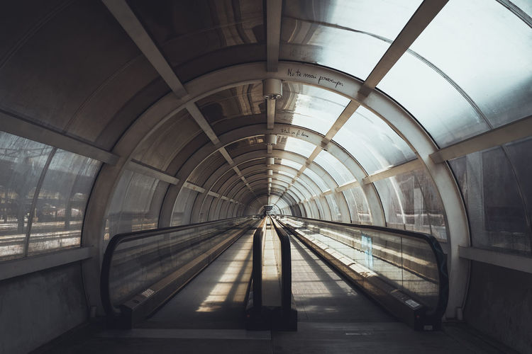 Moving walkway in tunnel