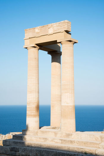 Beutiful view of the acropolis at lindos, rhodes, greece, on a sunny day. mediterranean sea 