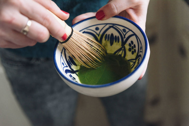 Making matcha green tea