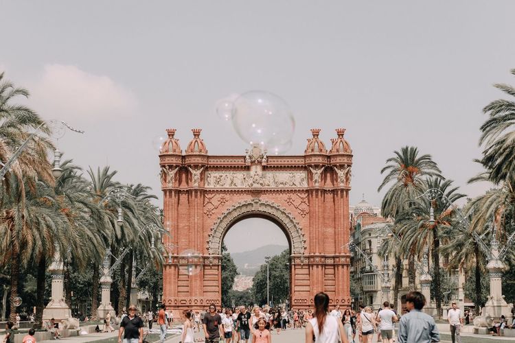 People at arc de triomf in city