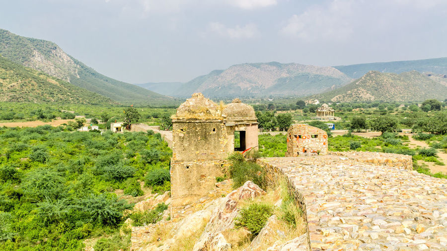 Spooky ruins of bhangarh fort, the most haunted place in india