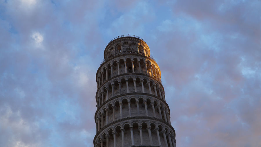 Leaning tower of pisa against cloudy sky