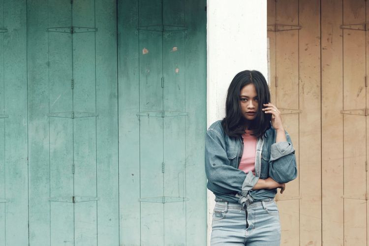 Talk Fresh Freshness Looking At Camera Listening Standing Communication Young Adult Only Women Women Human Body Part Wood - Material Casual Clothing One Young Woman Only One Woman Only One Person Young Women Day Adults Only Beautiful Woman Outdoors