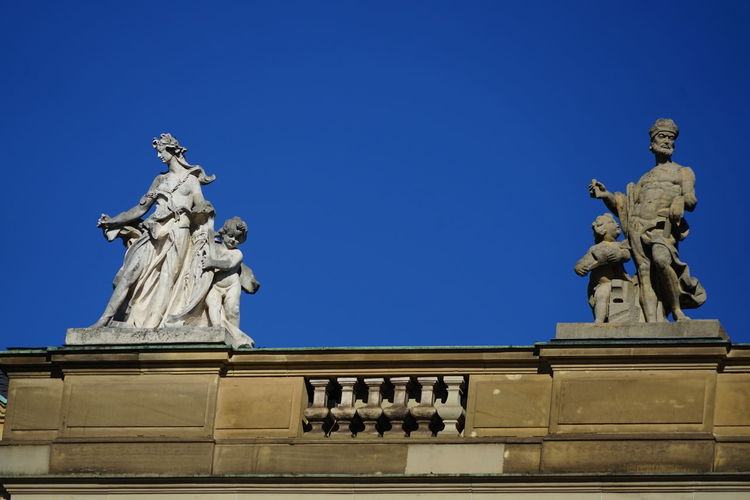 Statuen auf dem dachirst vom neuen schloss in stuttgart