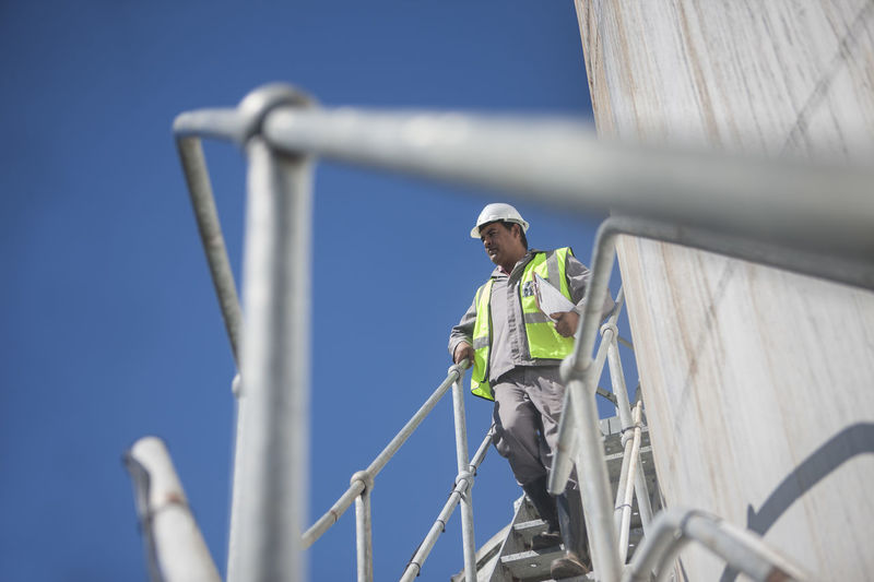 Mature man controlling fermenting reservoirs