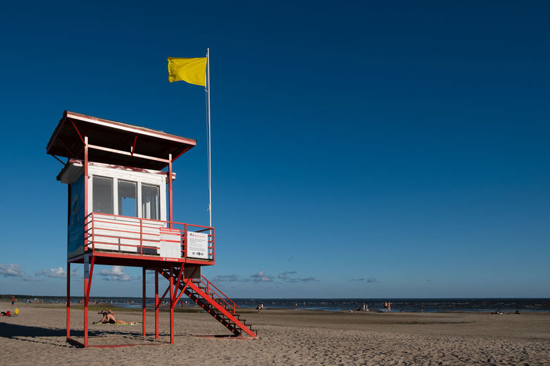 G4s lifeguard tower with yellow flag indicating swimming is dangerous for poor swimmers.