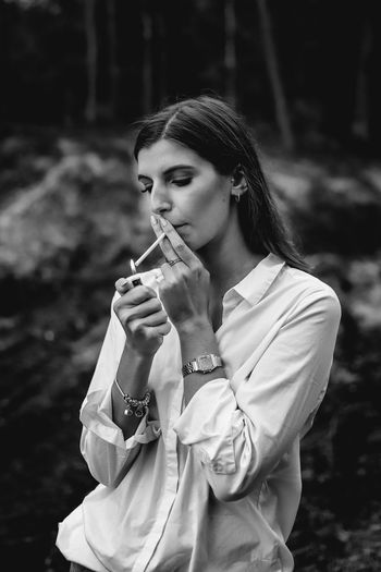 Young woman with cigarrete