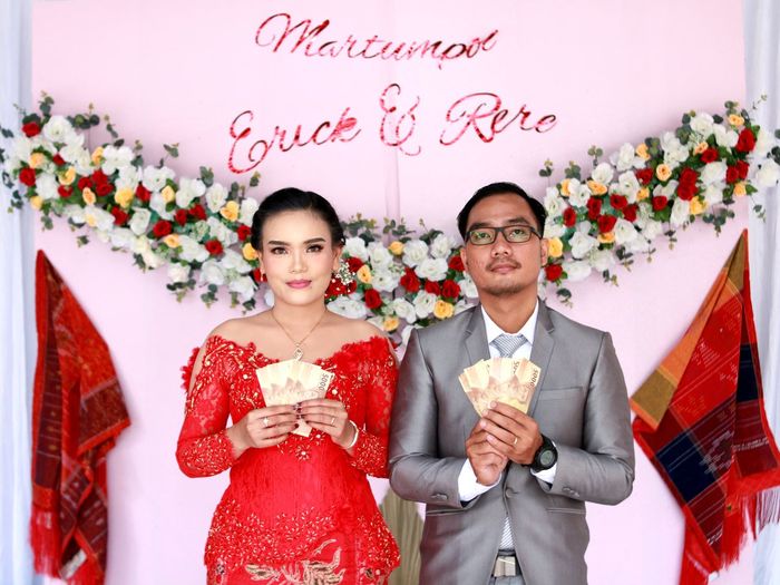 Portrait of bridegroom holding banknotes during wedding ceremony